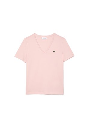 Lyserød T-shirt med korte ærmer og V-udskæring med lille grønt krokodillelogo på venstre bryst.