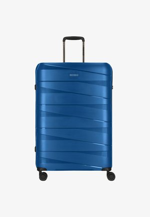 Maleta rígida azul con asa telescópica y cuatro ruedas giratorias, con un diseño texturizado diagonal y el logotipo de la marca en la parte superior central.