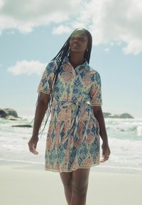 Next MINI BRODERIE SHORT SLEEVE TIE WAIST - Tričkové šaty - pink and teal blue vintage floral print