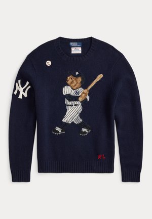 Mornarica pleten pulover z vezenim medvedom v bejzbolskem uniformi, v postavitvi za udarec, z belimi detajli in majhnim bejzbolskim motivom na prsih.