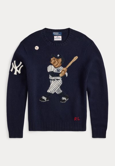 Mornarsko plavi pleteni pulover s vezom medvjeda u bejzbolskom odijelu, u stavu za udaranje, s bijelim detaljima i malim bejzbolskim detaljem na prsima.