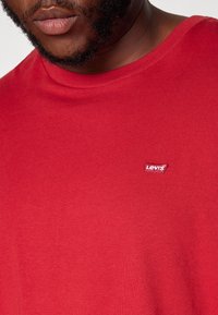 Levi's® Plus Nyomott mintás póló - rhythmic red