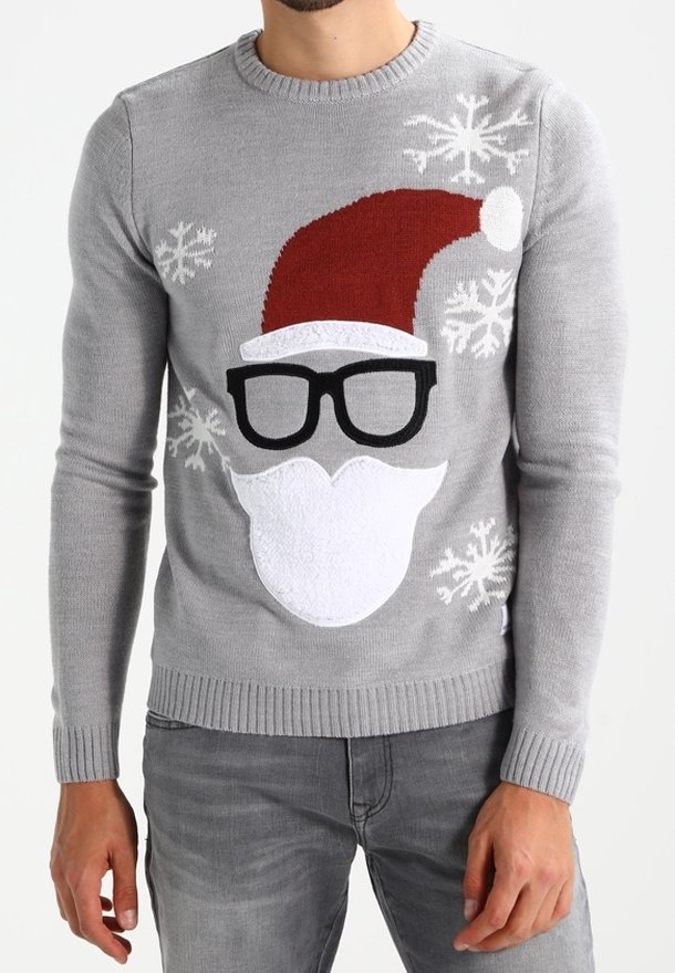 Mann trägt einen grauen Weihnachtspullover mit Weihnachtsmannmütze, Bart, schwarzen Brillen und weißen Schneeflockenmustern.