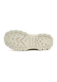 Semelle de chaussure en caoutchouc beige clair, présentant un motif de semelle épaisse avec des crampons multidirectionnels et une surface texturée pour une meilleure adhérence.