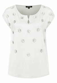 Blusa blanca de manga corta con escote en forma de keyhole y pequeñas aplicaciones de flores 3D distribuidas uniformemente en el frente y los hombros.