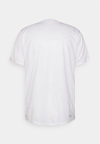 Camiseta blanca de manga corta hecha de una tela suave; presenta un cuello redondo y un corte recto con un pequeño logo cerca del dobladillo inferior.