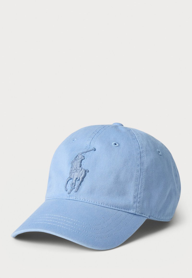 Lys blå bomulls baseballcaps med bueformet skygge, med et brodert hestelogo på forsiden og lufthull for pusteevne.