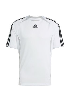 Weißes kurzärmliges Sportshirt mit schwarzen Adidas-Dreistreifenakzenten auf den Schultern, aus glattem, leichtem Stoff hergestellt.