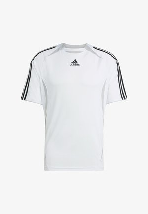 Balts īsām piedurknēm sporta krekls ar melnā Adidas trīs svītru akcentiem uz pleciem, izgatavots no gludas, vieglas auduma.