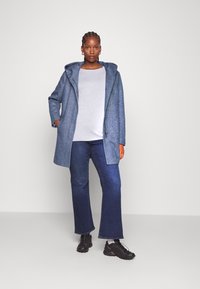 ONLY Carmakoma CARSEDONA - Kratki kaputi - maritime blue