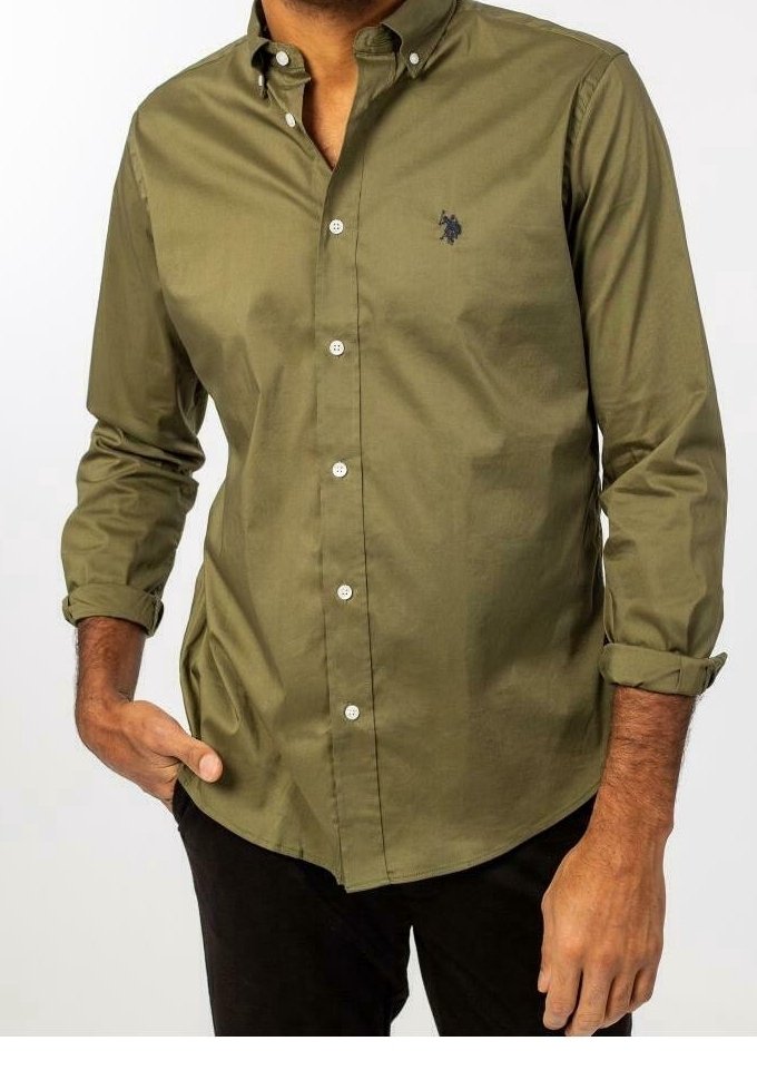 Olivgrön knapp-up skjorta med klassisk krage, långa ärmar och en diskret broderad logga på bröstet. Slät bomullstyg.