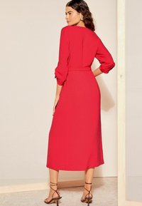 Friends Like These BUCKLE V NECK MIDI REGULAR FIT - Rochie de zi - red