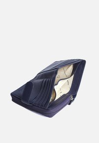 Navy leren portemonnee met een ritsluiting, meerdere kaartsleuven en een gestructureerde afwerking. De binnenkant heeft een gestreepte stoffen voering.