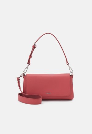 Różowa prostokątna torebka na ramię z regulowanym paskiem i odpinanym dłuższym paskiem, minimalistyczny design, małe srebrne logo z przodu.