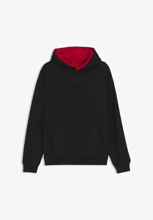Sudadera negra con forro interior de la capucha en rojo, bolsillo tipo canguro en la parte delantera, puños acanalados y un discreto logo "HUGO" en el pecho y la etiqueta de la capucha.