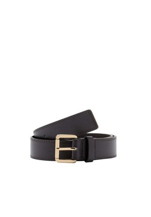 Ceinture en cuir noir avec boucle rectangulaire en métal doré, roulée avec des coutures visibles le long des bords, sur fond blanc.