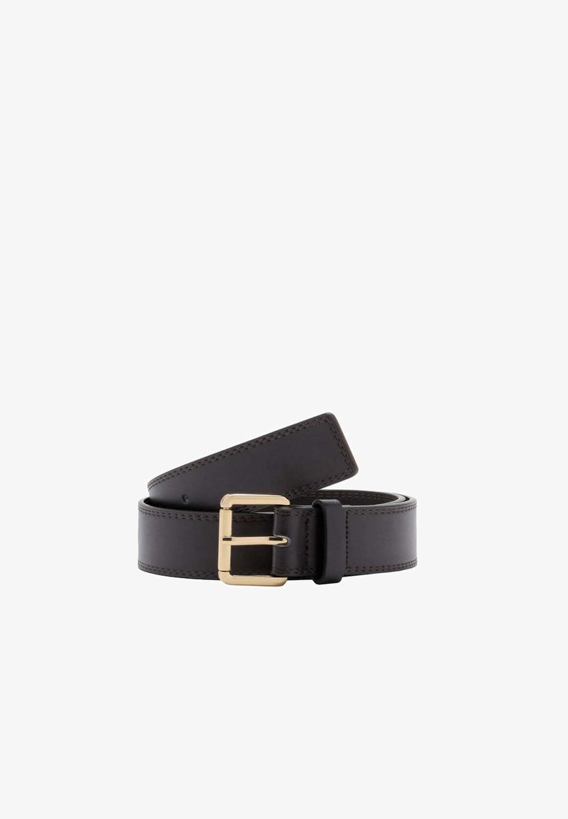 Ceinture en cuir noir avec boucle rectangulaire en métal doré, roulée avec des coutures visibles le long des bords, sur fond blanc.