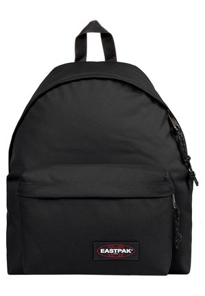 Czarny plecak Eastpak z przednią kieszenią na suwak i górnym uchwytem, na kieszeni centralnie umieszczona naszywka z logo, jednolite tło.