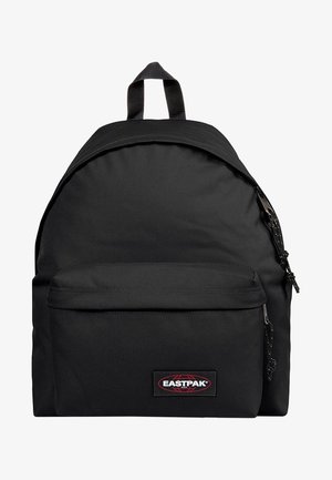 Czarny plecak Eastpak z przednią kieszenią na suwak i górnym uchwytem, na kieszeni centralnie umieszczona naszywka z logo, jednolite tło.
