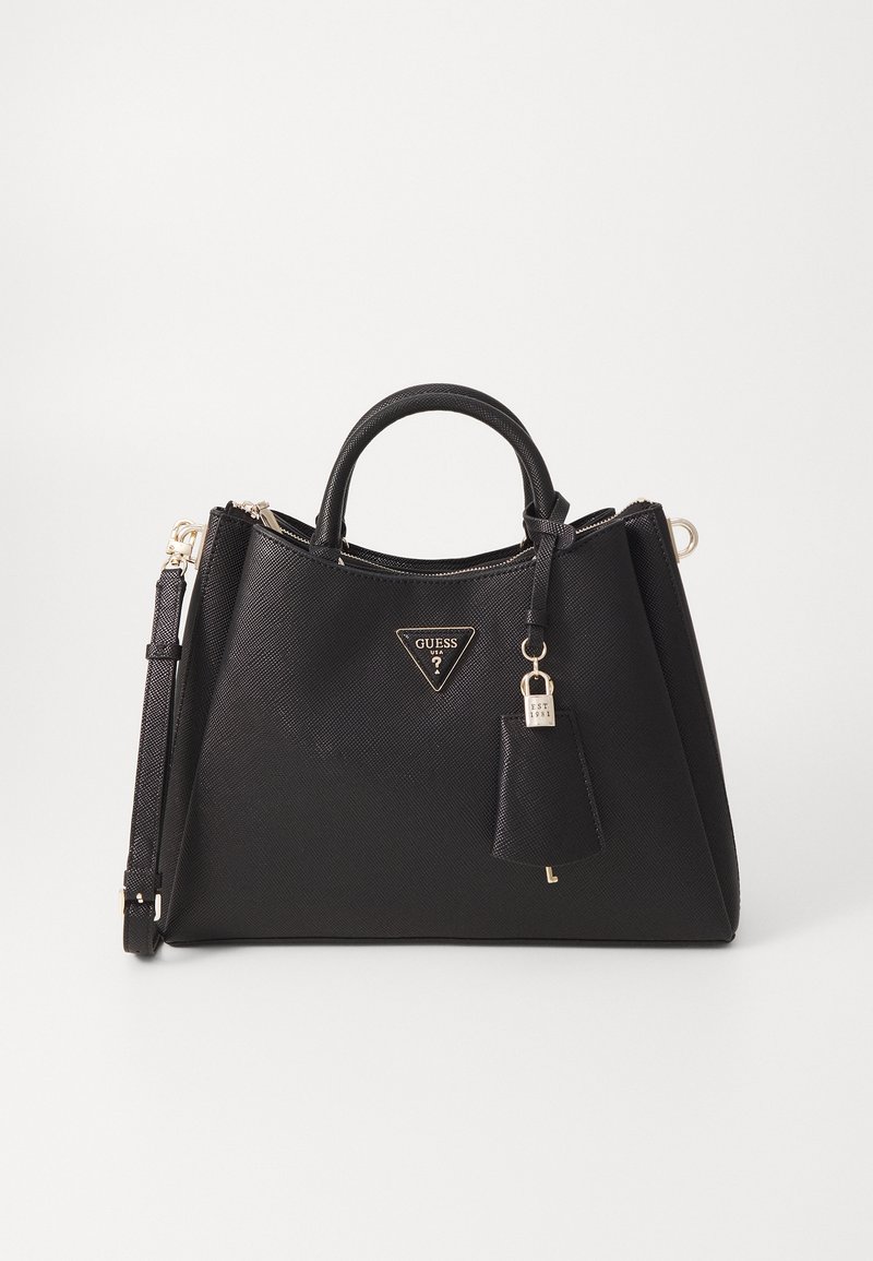 Sac à main noir structuré avec une finition texturée, accents dorés, un logo triangulaire et une étiquette de bagage amovible. Il dispose à la fois de poignées courtes et de longues bandoulières.