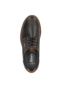 Scarpa in pelle nera con punta rotonda, dettagli cuciti, accenti in pelle marrone sul tacco e chiusura con lacci. Suola in gomma.