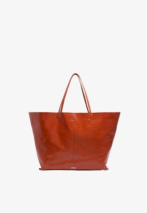Grande borsa tote in pelle rossa lucida con due manici lunghi e un design minimalista. Accompagnata da un piccolo logo alla base.