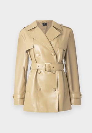 Beige trenchcoat i imitert skinn med dobbelspent design, brede slag, belte i midjen og gulldetaljer.