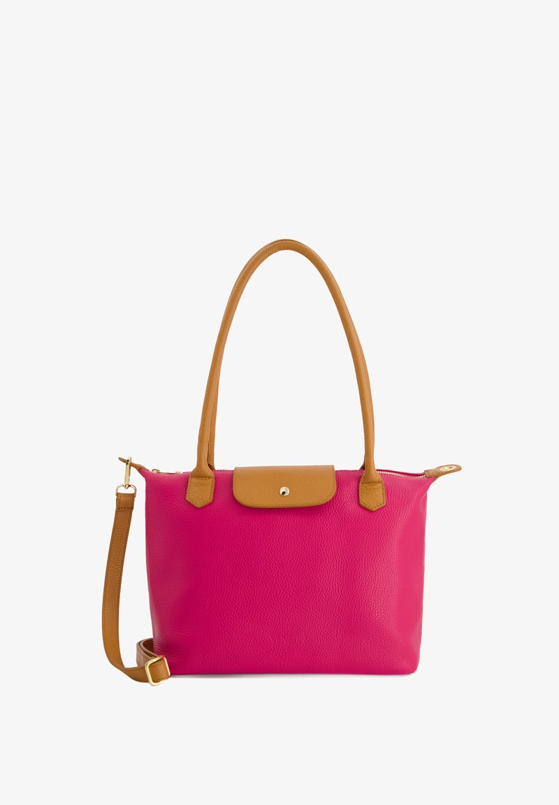 Roze leren tote bag met een gladde textuur, tan leren accenten, dubbele handvatten en een afneembare schouderriem. Voorzien van een drukknoopsluiting en gouden hardware.