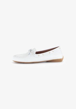 Mocassin en cuir blanc avec un bout rond, accent lacé et œillets dorés. Semelle en caoutchouc à profil bas. Texture lisse sur l'ensemble.