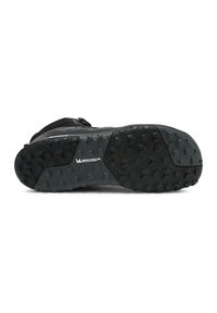 Scarpa sportiva nera con suola robusta e testurizzata dotata di battistrada pronunciato e una parte superiore liscia con minimali dettagli.