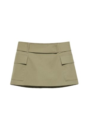 Khakifarbener Minirock mit weitem Bund und zwei großen aufgesetzten Fronttaschen, einfache Steppdetails und leicht ausgestellte A-Linien-Form.