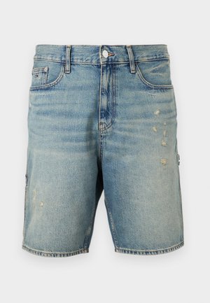 Svetlo modri denim kratke hlače z gumbom spredaj, zankami za pas, žepi in rahlimi obrabljenimi detajli na desnem stegnu.