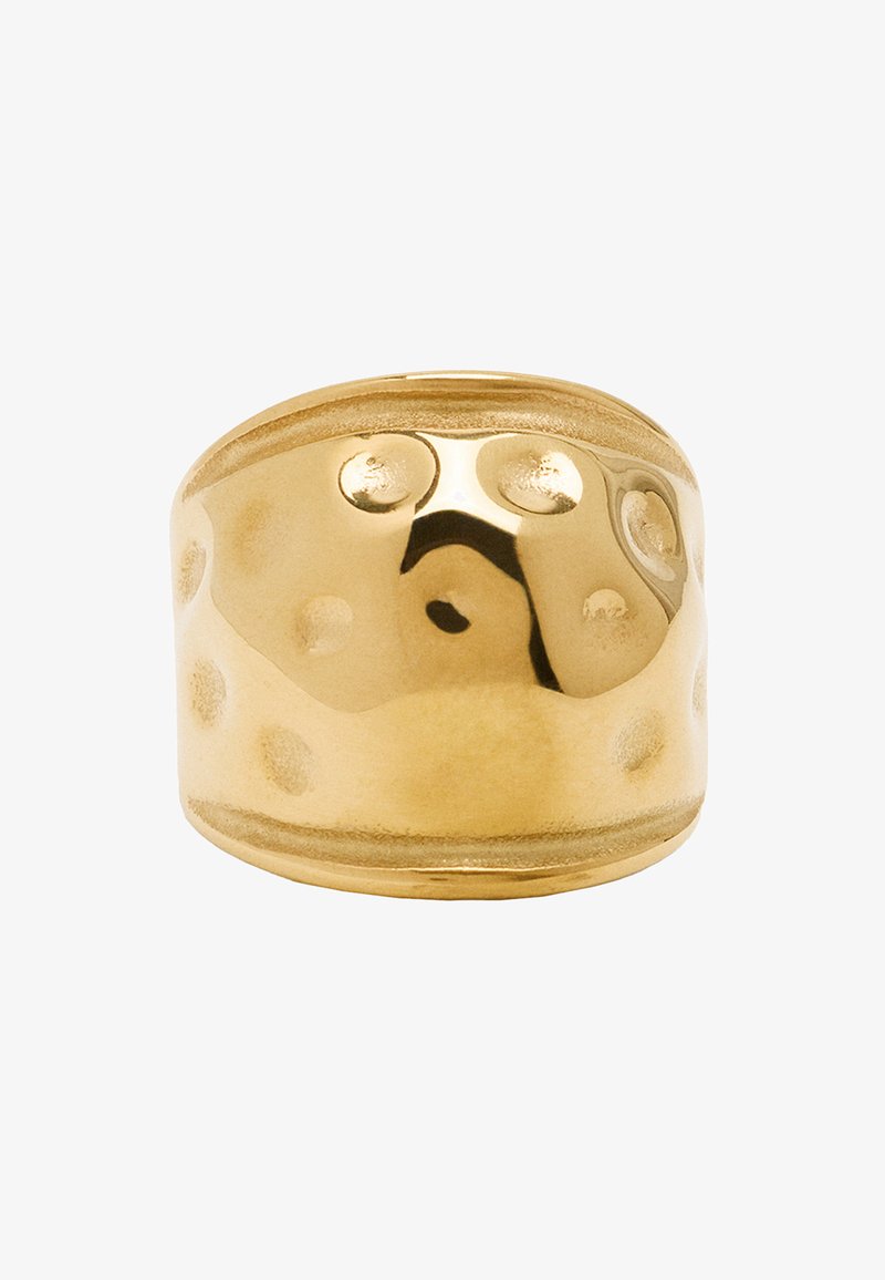 Szeroki pierścionek w odcieniu złotym o gładkiej powierzchni i zaokrąglonych krawędziach, z teksturowanym wzorem wypukłych kropeczek wzdłuż obrączki.