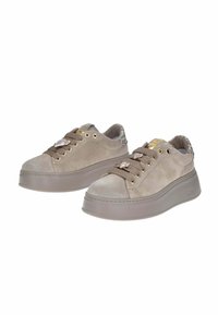 Sneaker in suede beige con suola platform, lacci marroni a contrasto, occhielli dorati e dettagli logo sottili sulla linguetta e sul tallone.