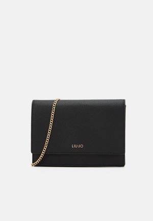 Pochette en cuir noir avec une bandoulière chaîne dorée et un logo doré "LIU JO" centré sur le rabat avant, sur fond uni.