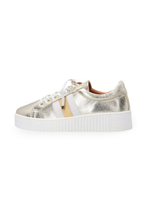 Lavskaftet sneaker med metallic guldoverdel, hvide og guld side-striber, hvide snørebånd og tyk hvid ribbet sål, vist fra ydersiden.