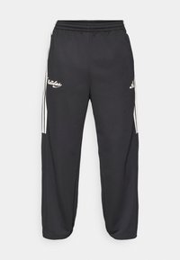 Fekete sportnadrág puha anyagból, fehér oldalsávokkal, rugalmas derékpánttal és hímzett logóval az elején.