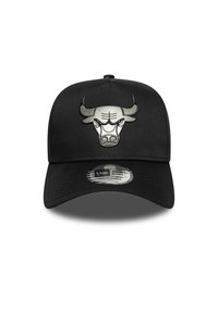 Μαύρο καπέλο μπέιζμπολ με ένα εξέχον ασημί λογότυπο κεφαλής ταύρου στο μπροστινό μέρος. Κατασκευασμένο από ύφασμα με κυρτή γείσο και ρυθμιζόμενο λουράκι.