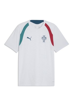 Hvid sportstrøje med korte ærmer med grønne og røde skulderstriber, Puma-logo på venstre bryst og Portugals fodboldemblem på højre bryst.