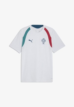 Weißes kurzärmeliges Sporttrikot mit grünen und roten Schulterstreifen, Puma-Logo auf der linken Brust und dem Fußballwappen Portugals auf der rechten Brust.