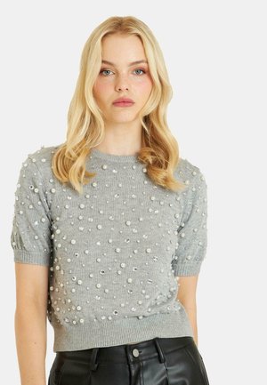 Suéter corto de manga corta gris con superficie texturada, adornado con perlas falsas y cristales, que presenta un cuello y dobladillo acanalados.