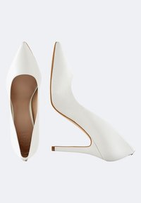 Chaussures blanches à talons hauts avec un bout pointu, dessus en cuir lisse et talon stiletto fin. Design minimaliste avec une semelle intérieure beige discrète.