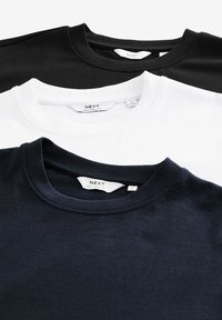 Tre t-shirt impilati in nero, bianco e blu navy. Ognuna ha un colletto rotondo e maniche corte, realizzate in morbido cotone.