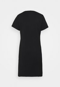 Robe noire à manches courtes et longueur genou vue de dos sur fond blanc.