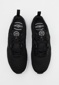 Scarpe da ginnastica nere con tomaia in mesh traspirante, chiusura con lacci, colletto imbottito e suola bianca a contrasto. Visibile il marchio "Comfort Footbed".