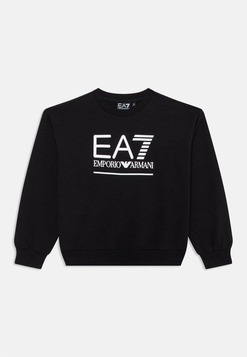 Schwarzer Pullover aus weichem Material, mit Rundhalsausschnitt und elastischen Bündchen. Auf der Vorderseite befindet sich ein weißes EA7 Emporio Armani Logo.