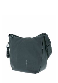 Borsa a tracolla in tessuto verde scuro con chiusura a zip, tracolla regolabile e dettaglio logo embossato sulla parte anteriore. Superficie testurizzata per una maggiore durabilità.