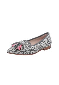Scarpa ballet in suede grigio con stampa leopardata nera, caratterizzata da una nappina decorativa grigia e rosa, e un tacco in legno basso.