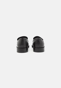 BOSS TAYIL GRPRHW - Paelteta kingad - black
