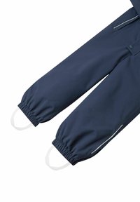 Marineblauwe waterdichte overall met elastische manchetten, verstelbare voetbanden en reflecterende accenten voor zichtbaarheid. Soepele, duurzame stoftextuur.